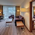 מלון Hilton Garden